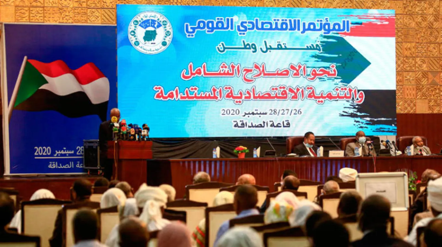 حمدوك والبرهان خلال حضورهما فعاليات المؤتمر الاقتصادي القومي في الخرطوم أمس (أ.ف.ب)