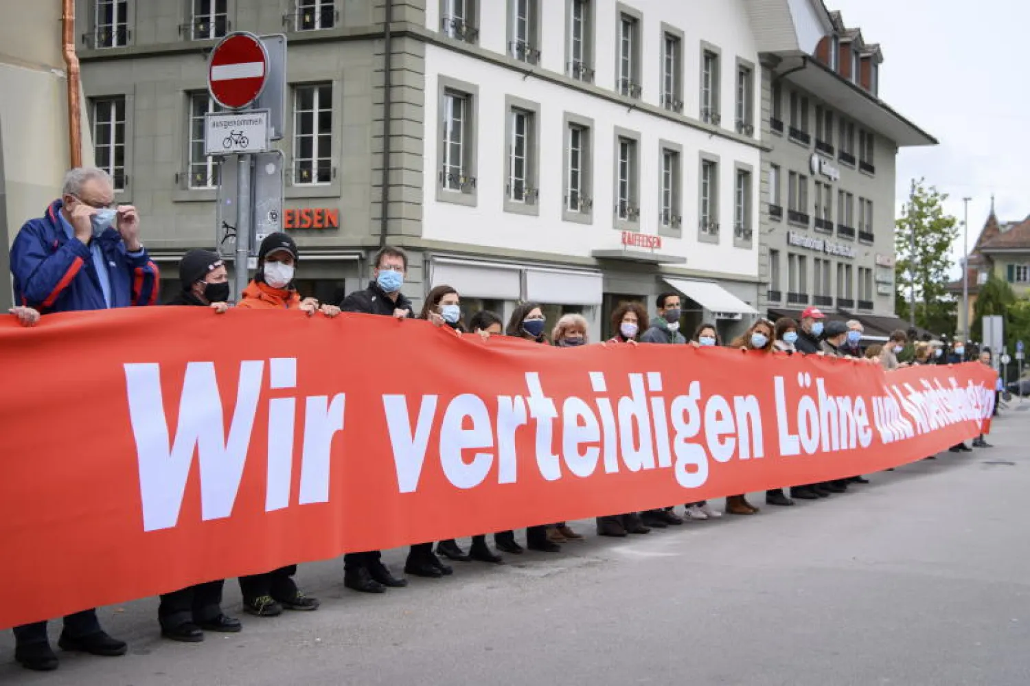 نشطاء رافضون للاستفتاء نشطاء يرفعون لافتة حمراء طويلة  في برن سويسرا(إ.ب.أ)