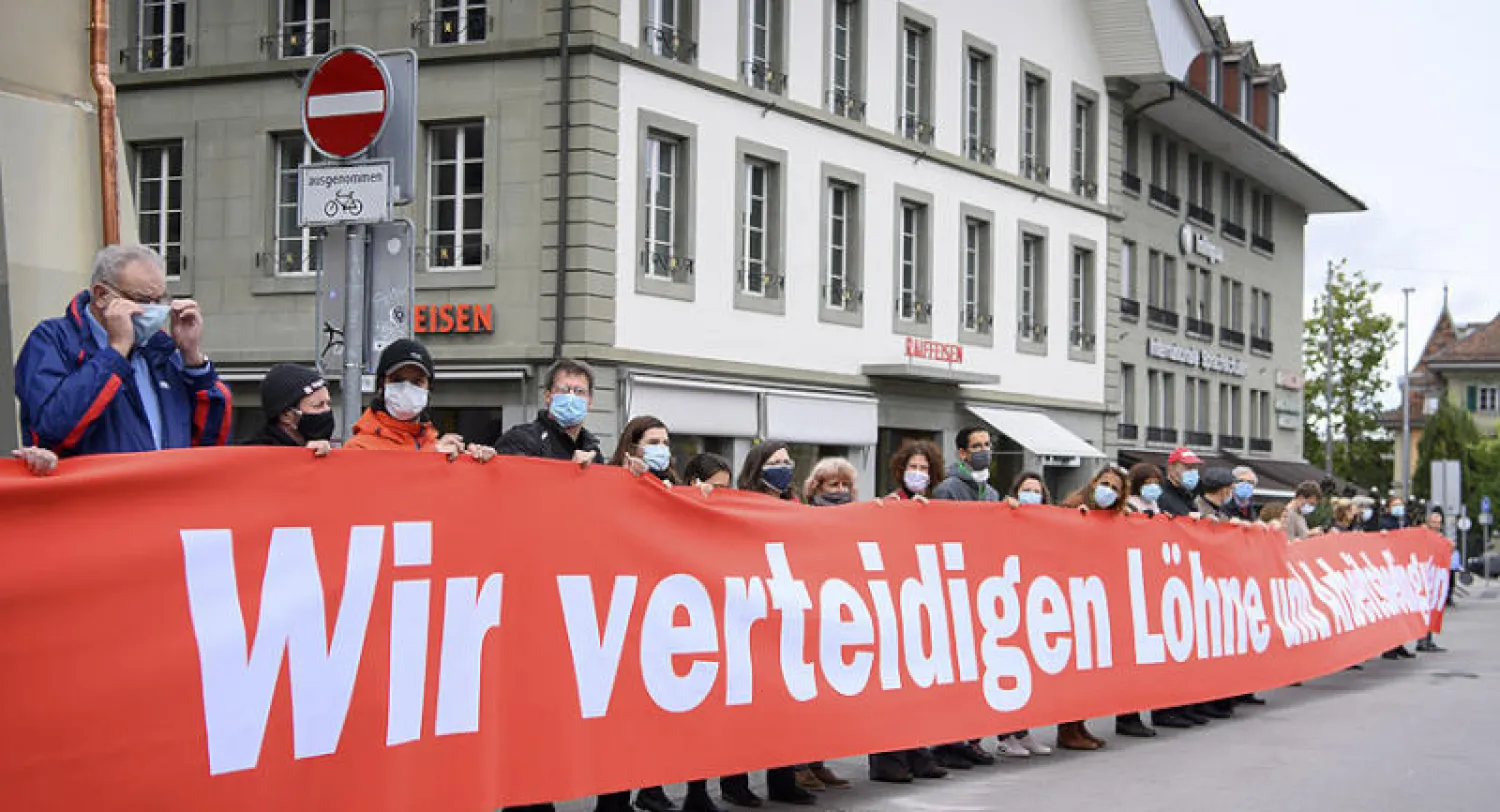 وقفة رافضة للقيود على الأوروبيين في برن السويسرية أمس (إ.ب.أ)