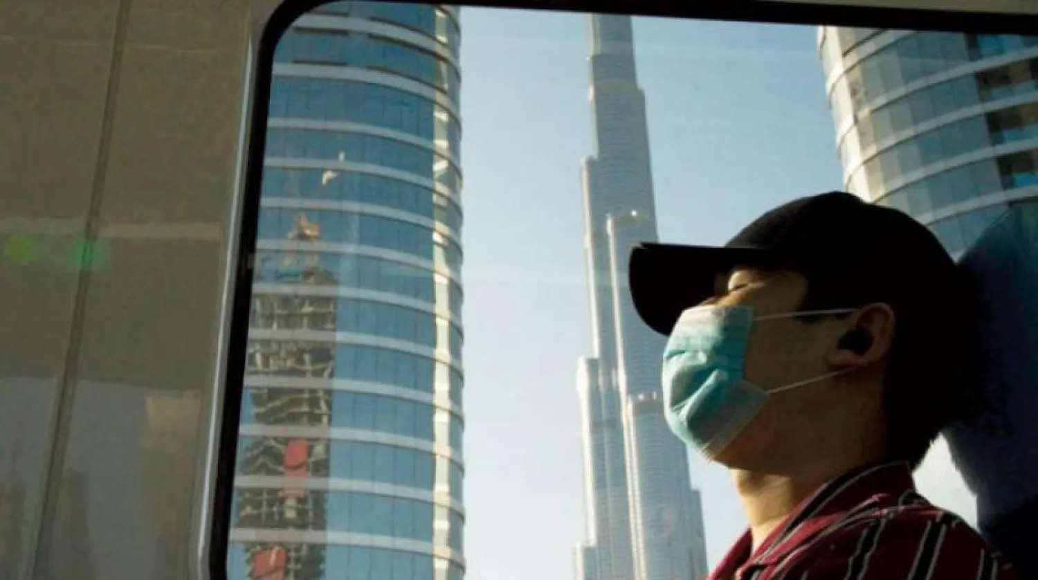 أحد ركاب مترو دبي يرتدي الكمامة (أرشيفية - أ.ب)