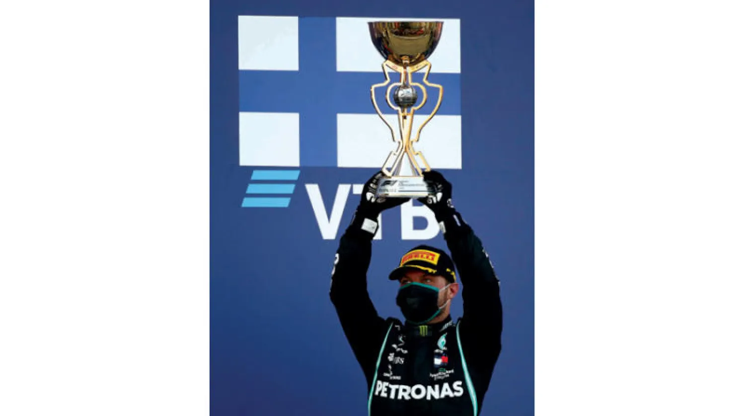 بوتاس يحتفل بكأس سباق روسيا (رويترز)