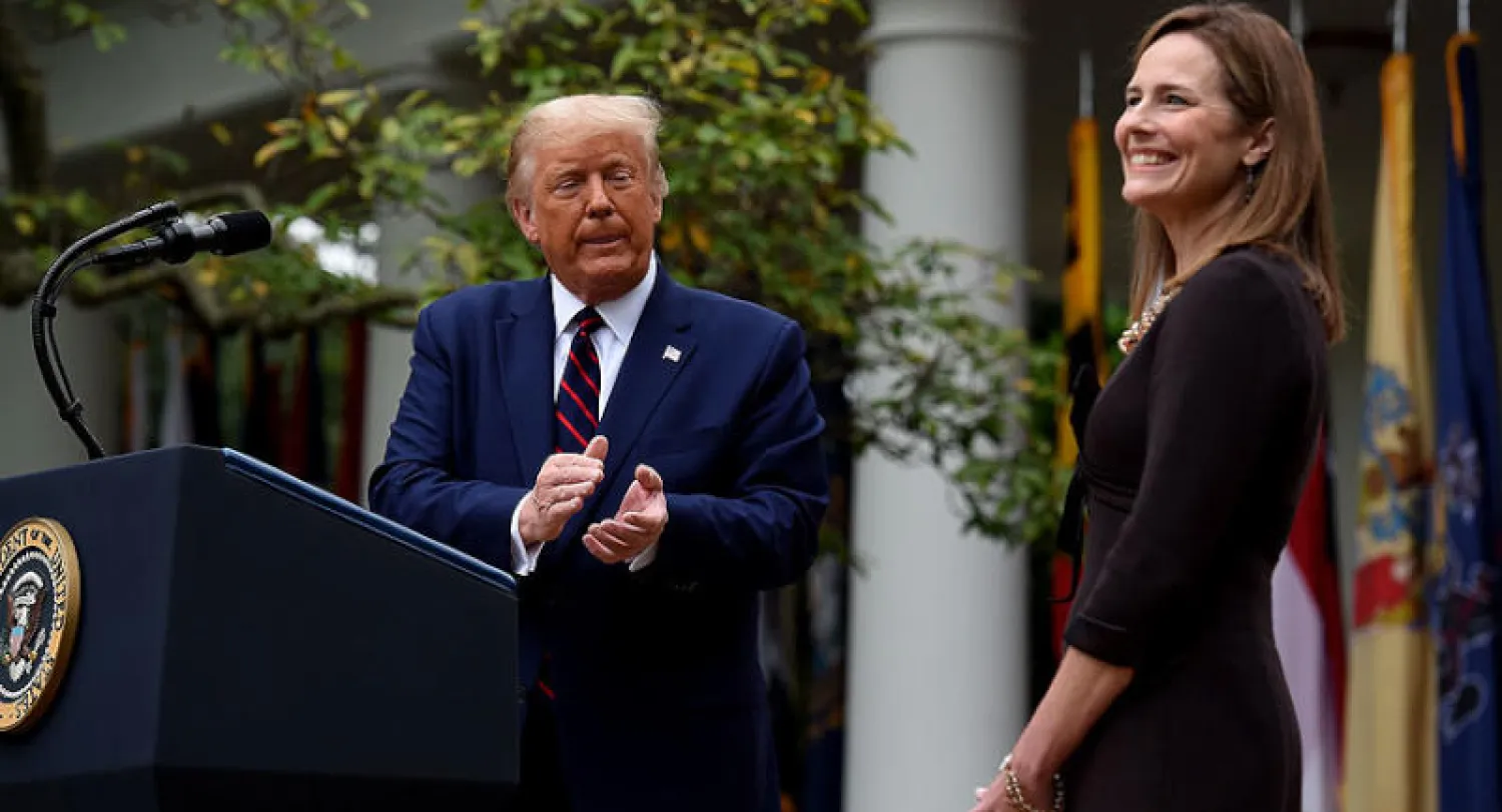 ترمب مع باريت في حديقة الورود بالبيت الأبيض خلال إعلان ترشيحها السبت (أ.ف.ب)