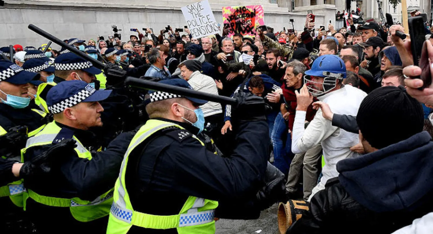 مواجهات بين الشرطة ومتظاهرين يحتجون ضد قيود «كورونا» في لندن السبت (أ.ف.ب)
