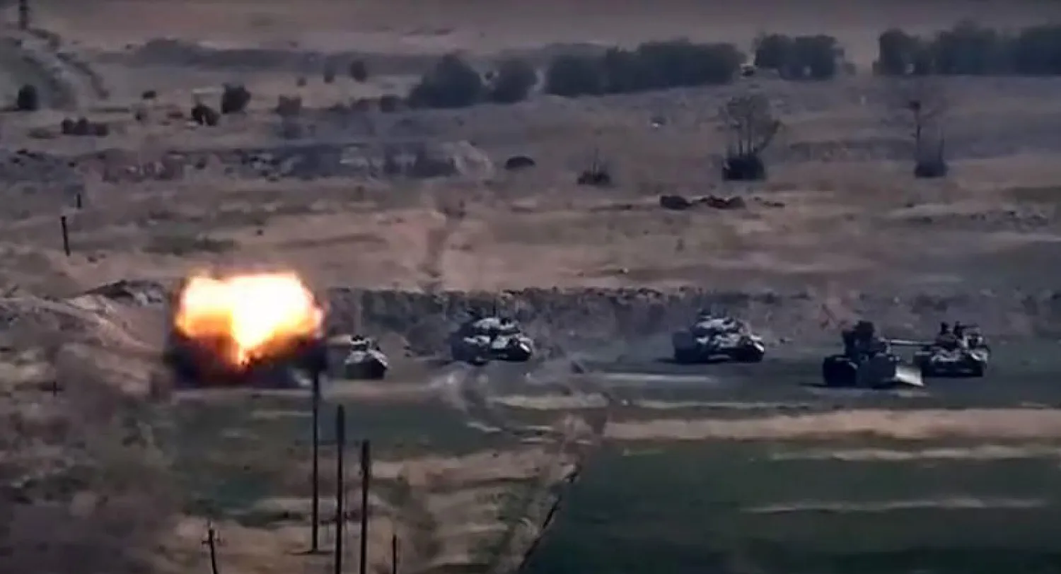 صورة من فيديو وزعته وزارة الدفاع الأرمينية لتدمير دبابة أذربيجانية خلال المعارك أمس (أ.ف.ب)