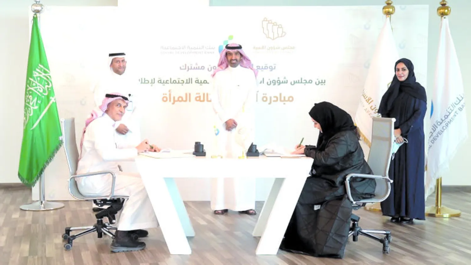 جانب من توقيع الاتفاقية بين مجلس شؤون الأسرة وبنك التنمية الاجتماعية برعاية وزير الموارد البشرية المهندس أحمد الراجحي (الشرق الأوسط)