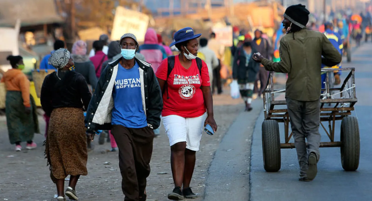 تراجع التزام سكان زيمبابوي بتدابير الوقاية من الفيروس خلال الفترة الماضية (أ.ب)