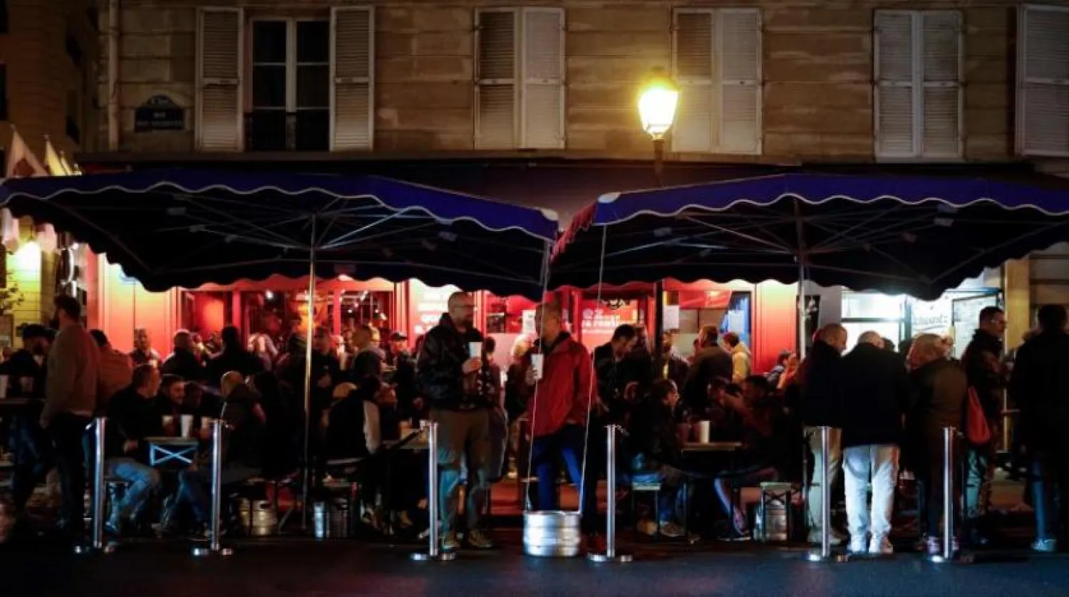 Başkent Paris’te bir kafede oturan Fransızlar (AFP)