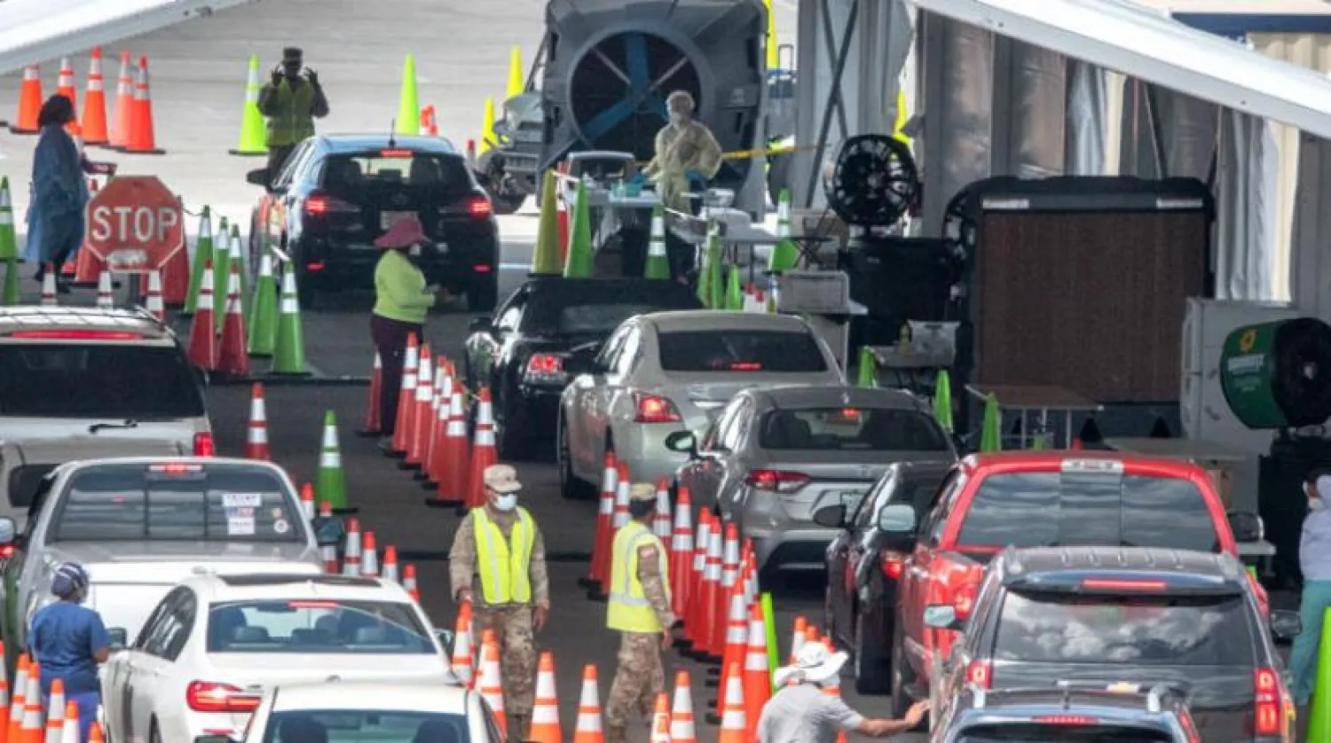 Salı günü Miami’de koronavirüs teşhis testi sırasında bekleyen ABD’liler (EPA)