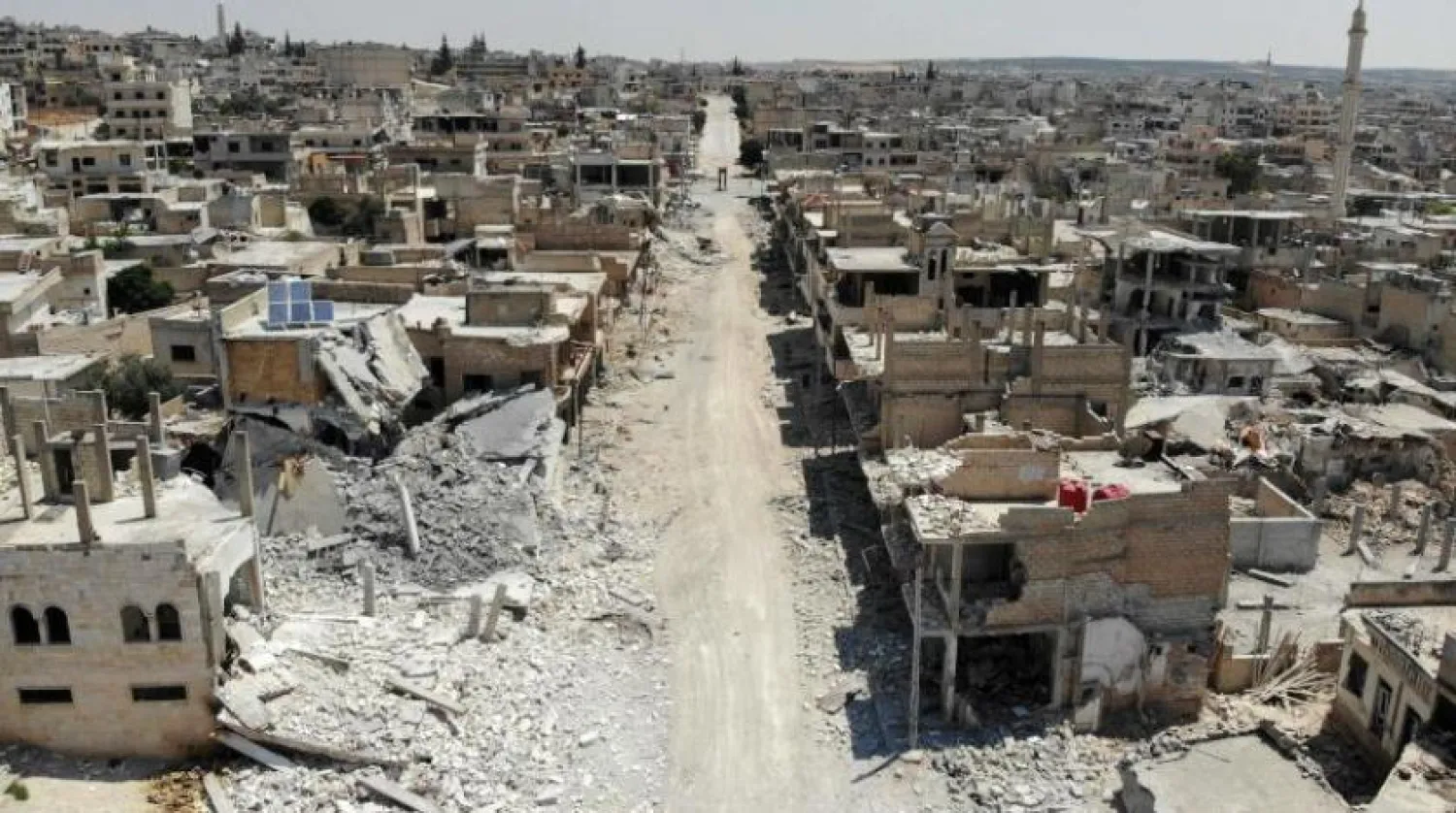 İdlib’in güneyinde yer alan Han Şeyhun’daki yıkılmış binalar (Arşiv_AFP)
