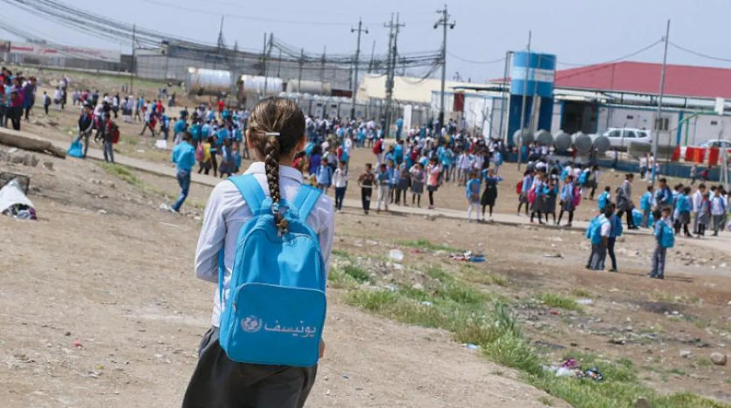 Haseke kentindeki mülteci kamplarından birinde sırtında UNICEF çantası taşıyan bir kız çocuğu. (Şarku’l Avsat)