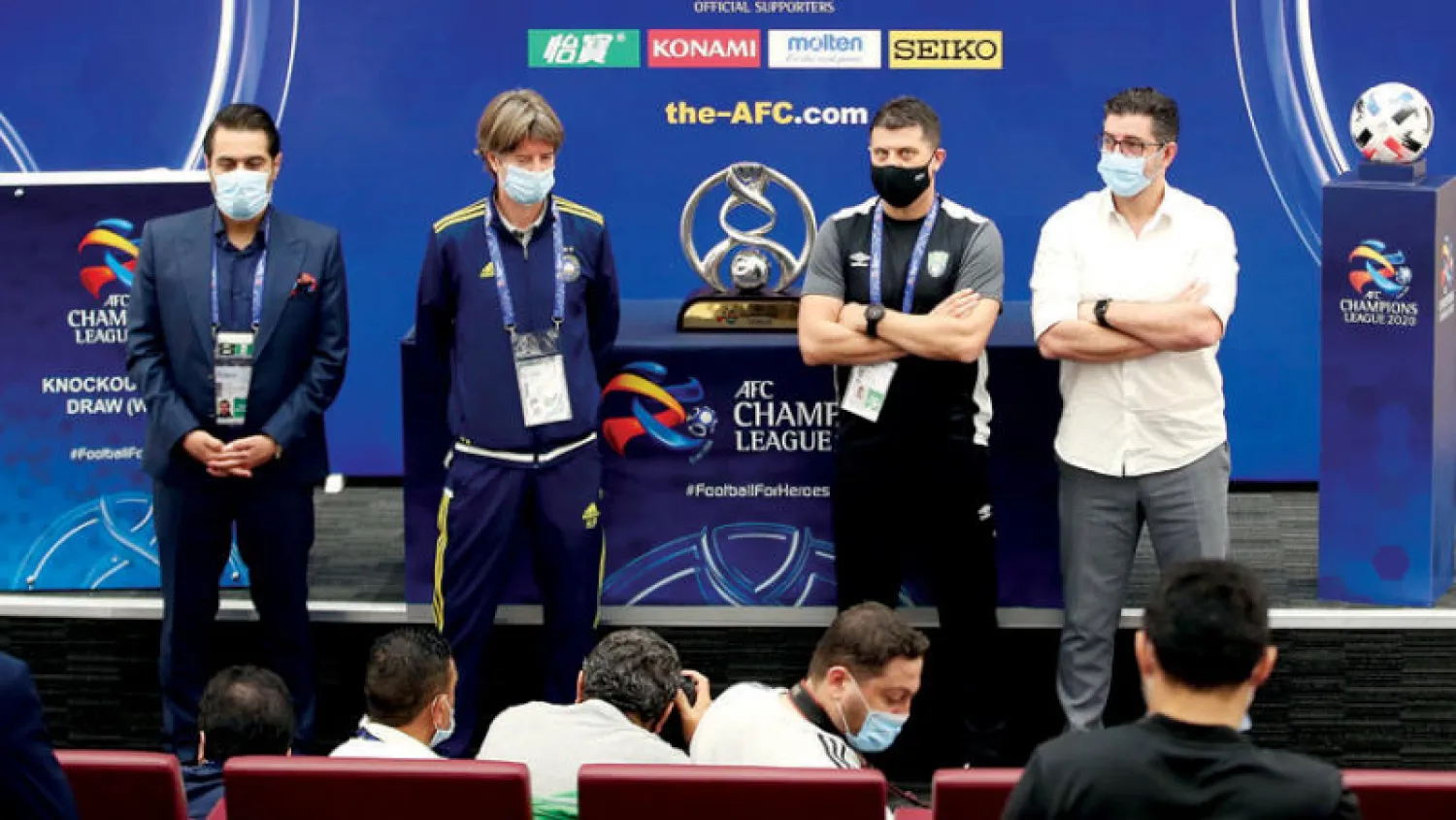 مدربو الأندية الأربعة أمس بعد قرعة الأبطال (تصوير: عبد العزيز النومان)