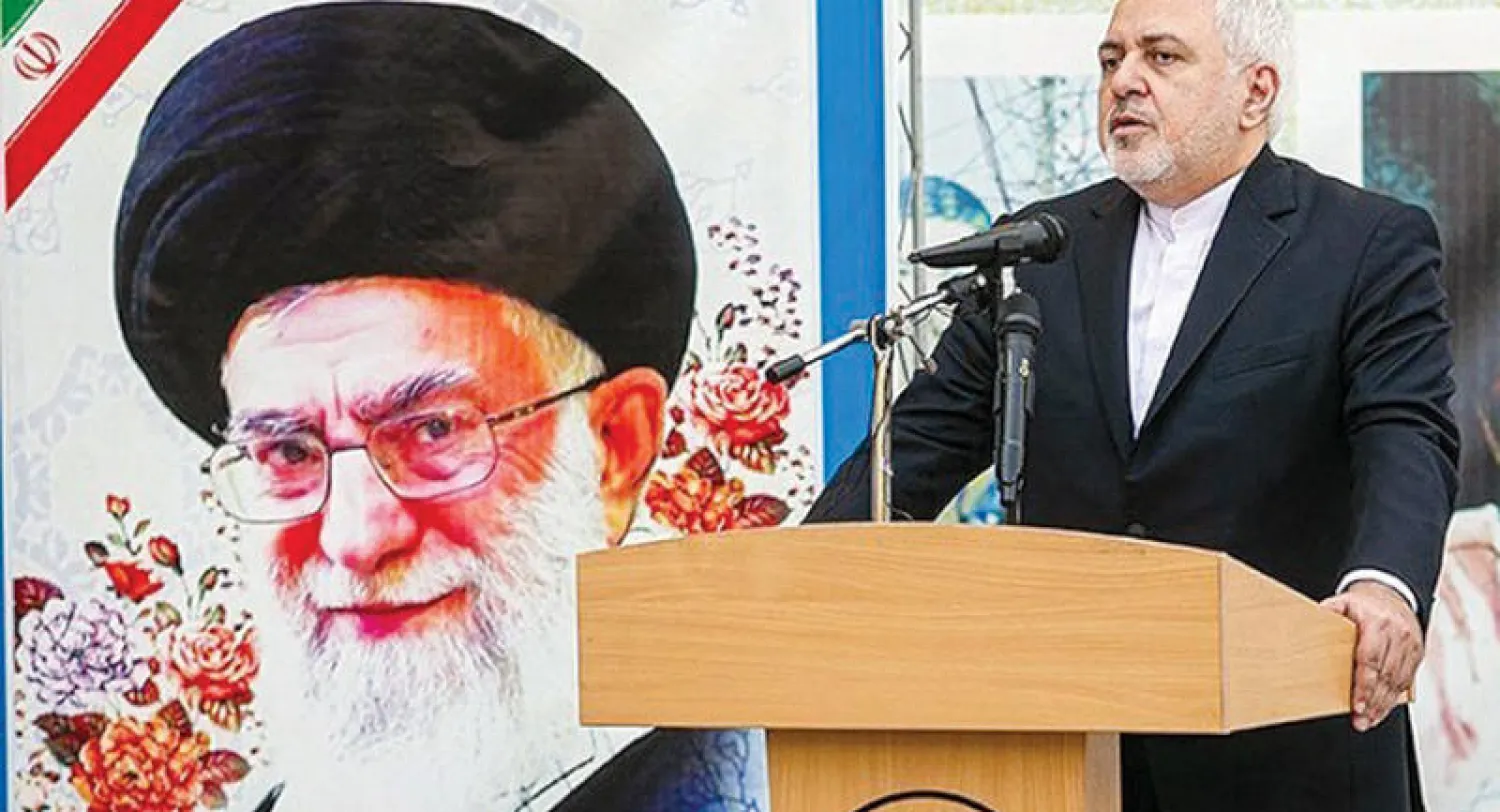 وزير الخارجية الإيراني محمد جواد ظريف يلقي كلمة في طهران أمس (تسنيم)