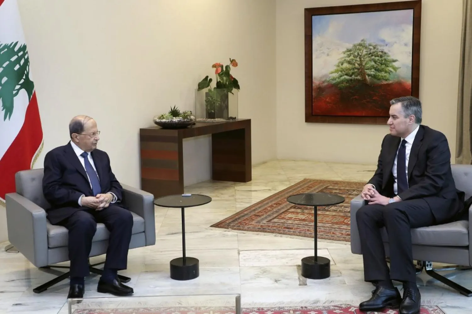 Hükümeti kurmakla görevli yetkilinin istifası öncesinde Cumhurbaşkanı Avn ve Edib arasında, başkanlık sarayında yapılan son görüşme (AP)