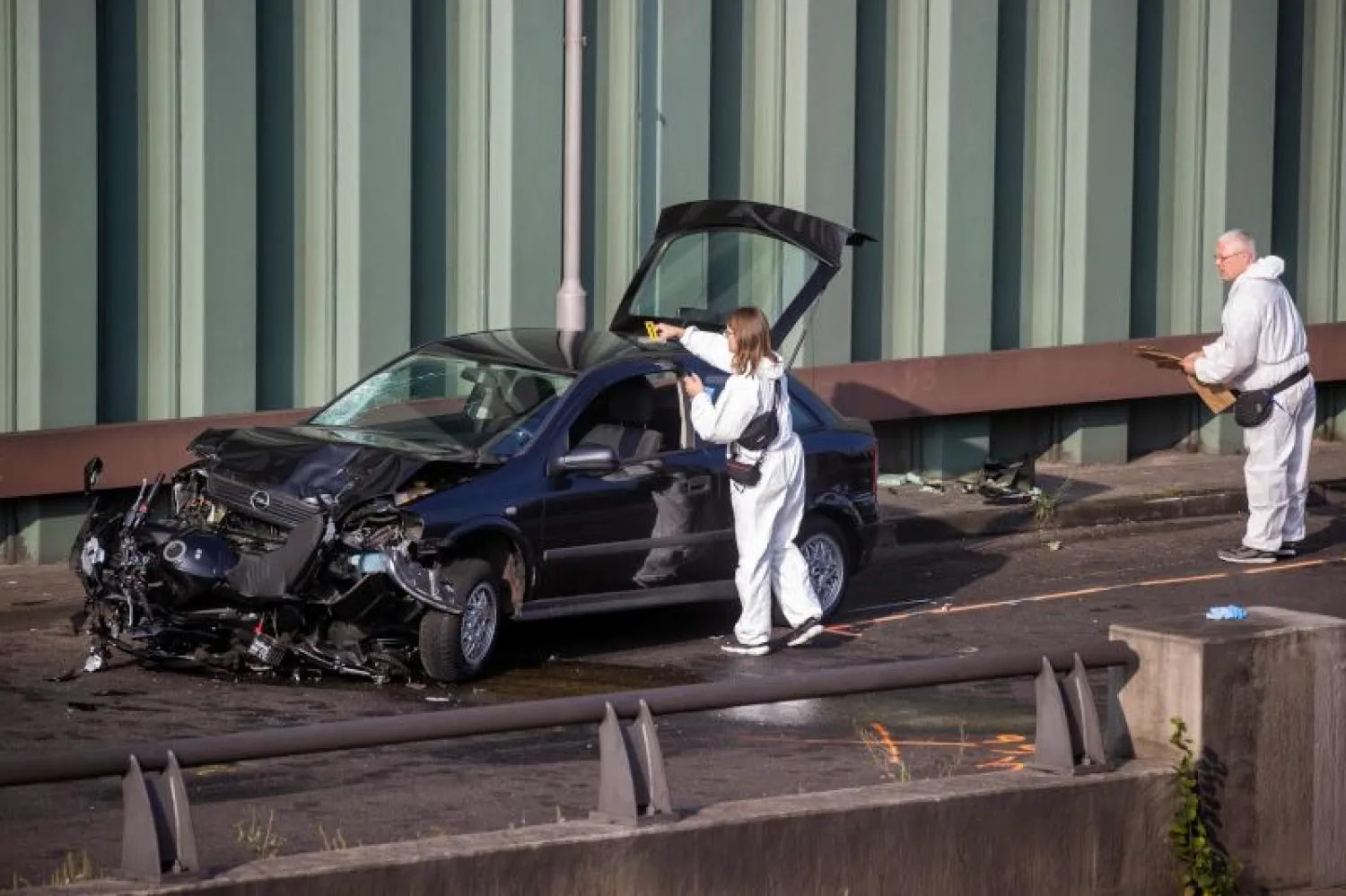 عناصر من الطب الشرعي يفحصون سيارة خلال حادث سابق في ألمانيا (أرشيفية - أ.ف.ب)