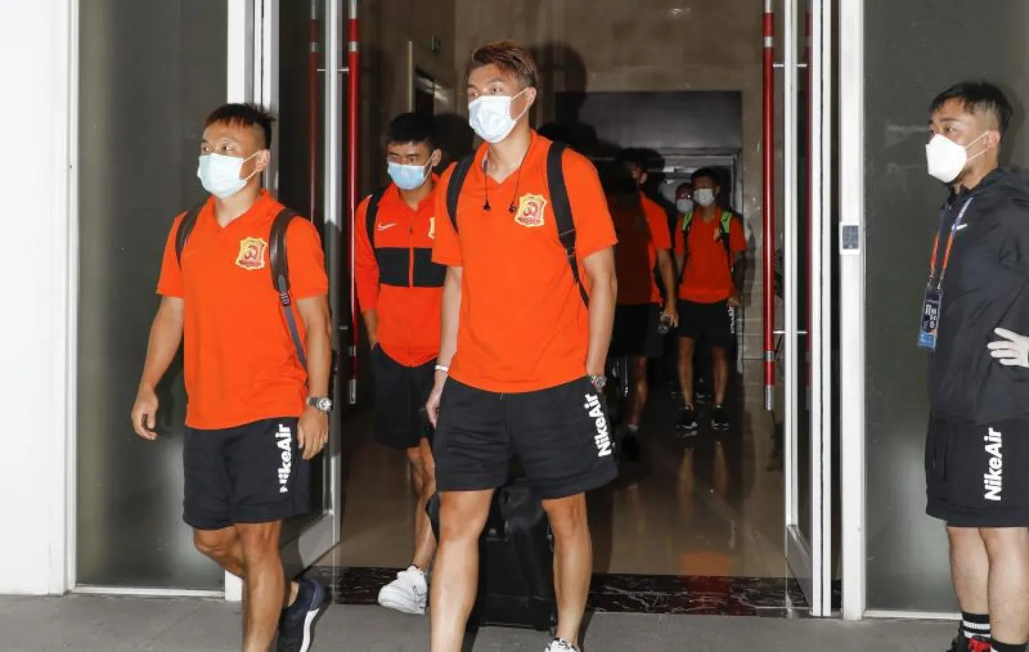 صورة التقطت في يونيو الماضي للاعبين وطاقم تدريبي من فريق ووهان لكرة القدم (أ.ف.ب)