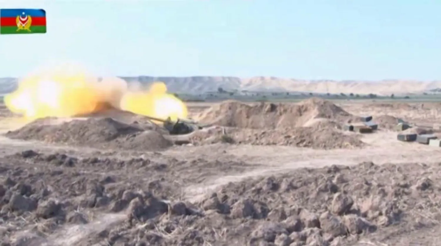 صورة مأخوذة من مقطع فيديو نشره الموقع الرسمي لوزارة الدفاع الأذربيجانية يظهر الاشتباكات بين الجانبين في قره باغ (أ.ف.ب)