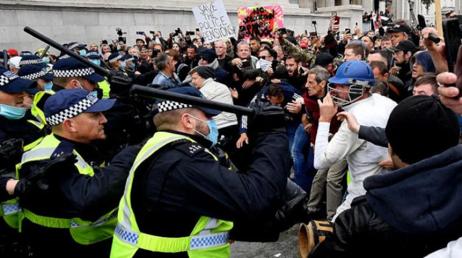 Kısıtlamalara karşı protesto gösterisi düzenleyen Londralılar ile polis güçleri arasında çatışma yaşandı. (AFP)