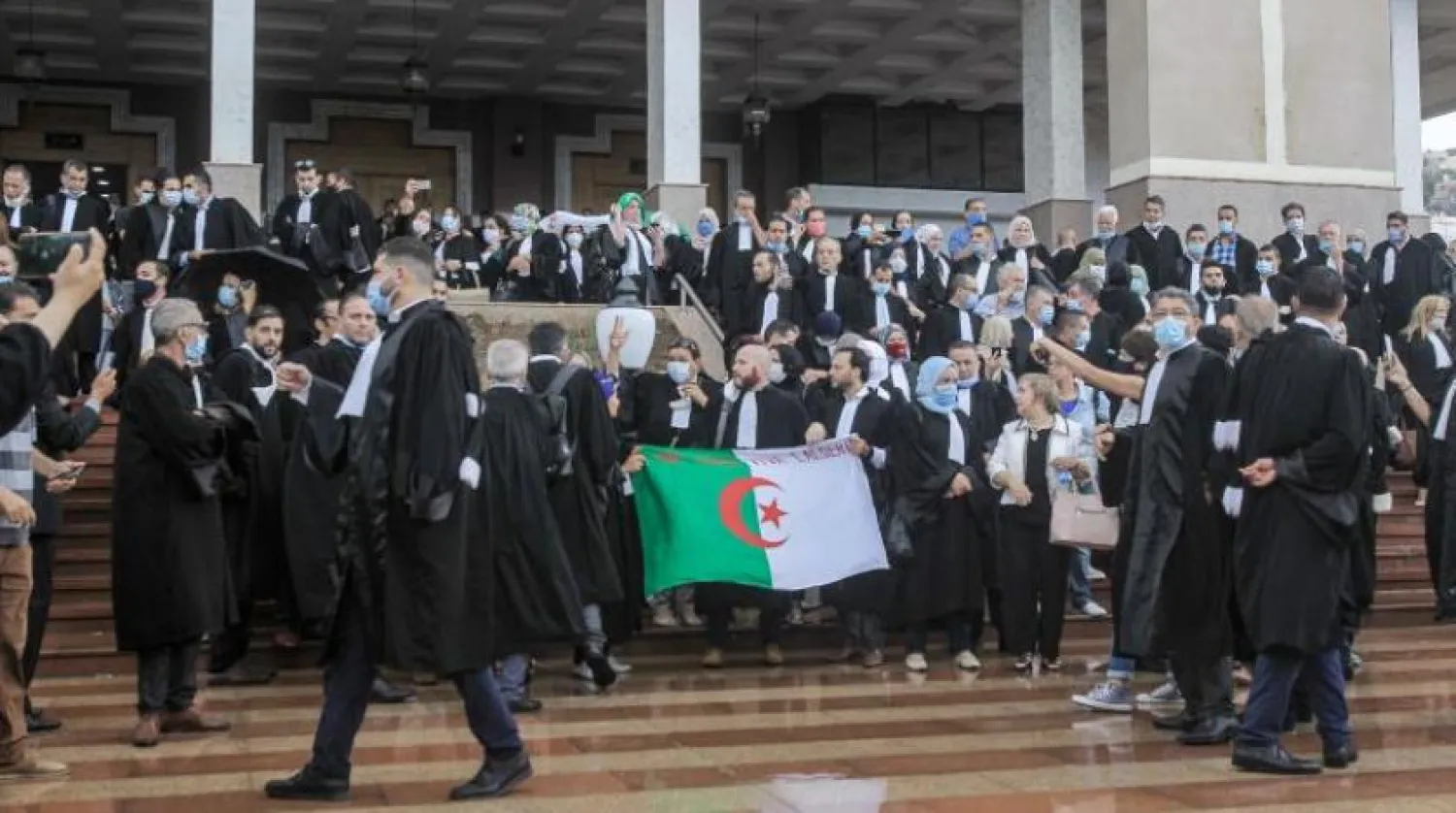 Avukatlar Cezayir Mahkemesi önünde oturma eylemi yapıyor (AFP)