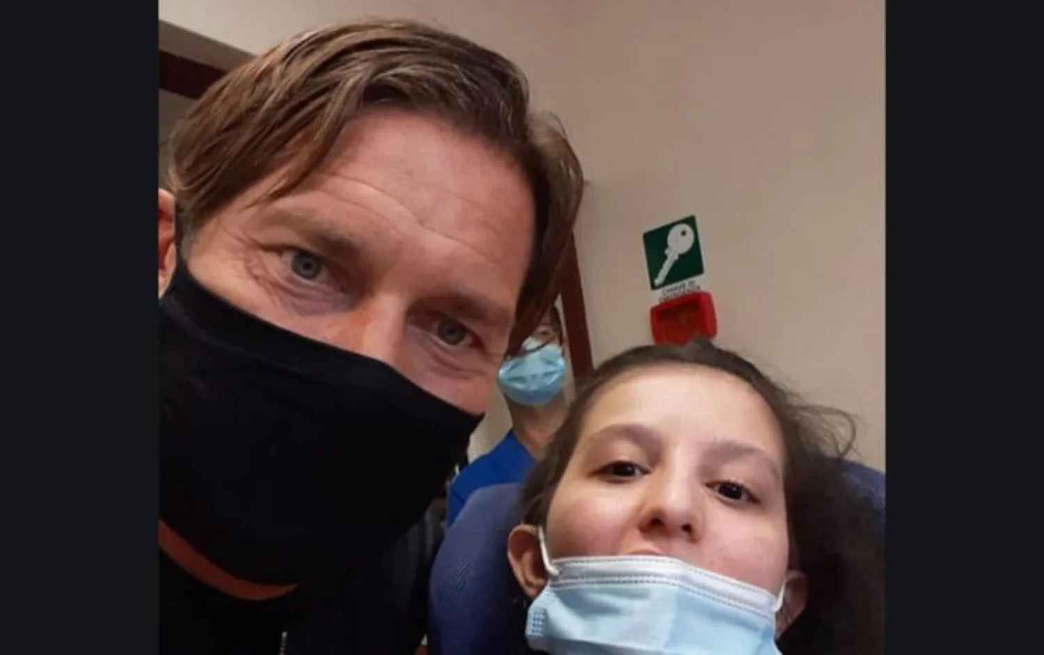 فرانشيسكو توتي خلال زيارته لإيلينيا في المستشفى (وسائل إعلام إيطالية)