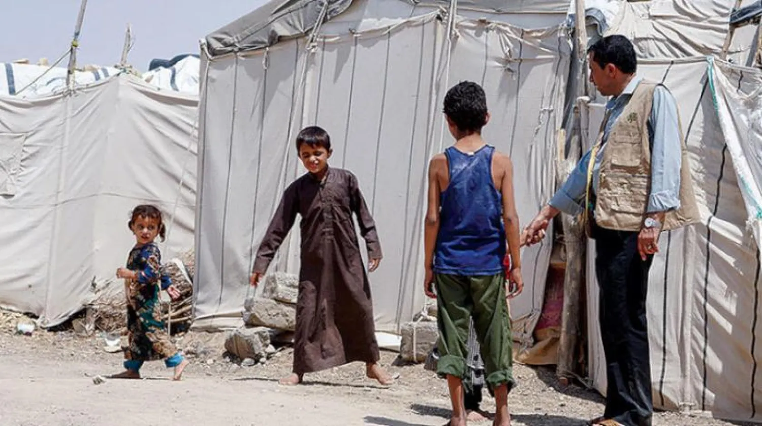 Husilerin Marib’e yönelik saldırısından kaçarak mülteci kampına sığınan bir ailenin çocukları. (AFP)