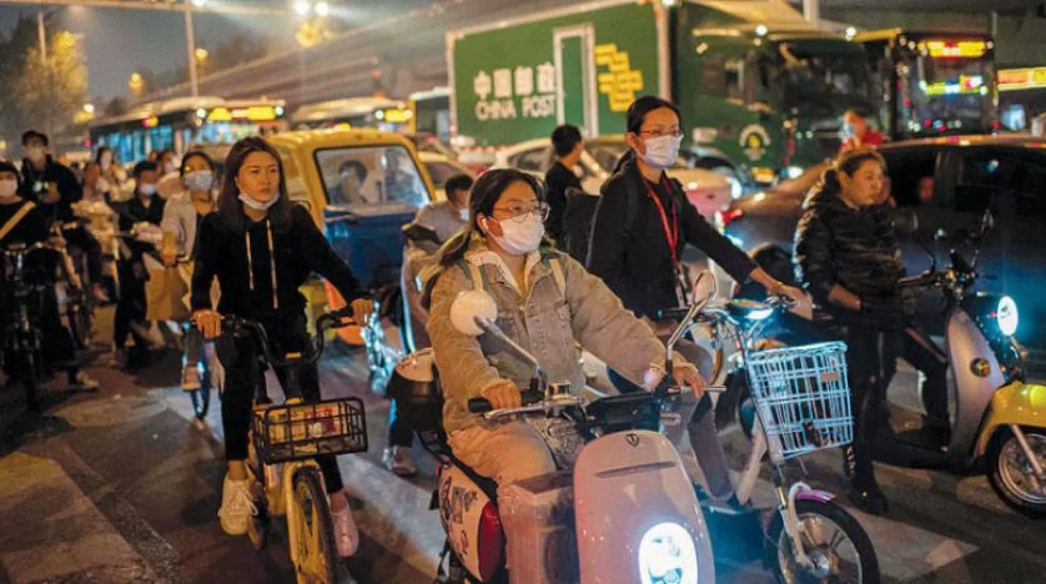  Pekin’de akşam saatlerinde yaşanan yoğunluk. (AFP)