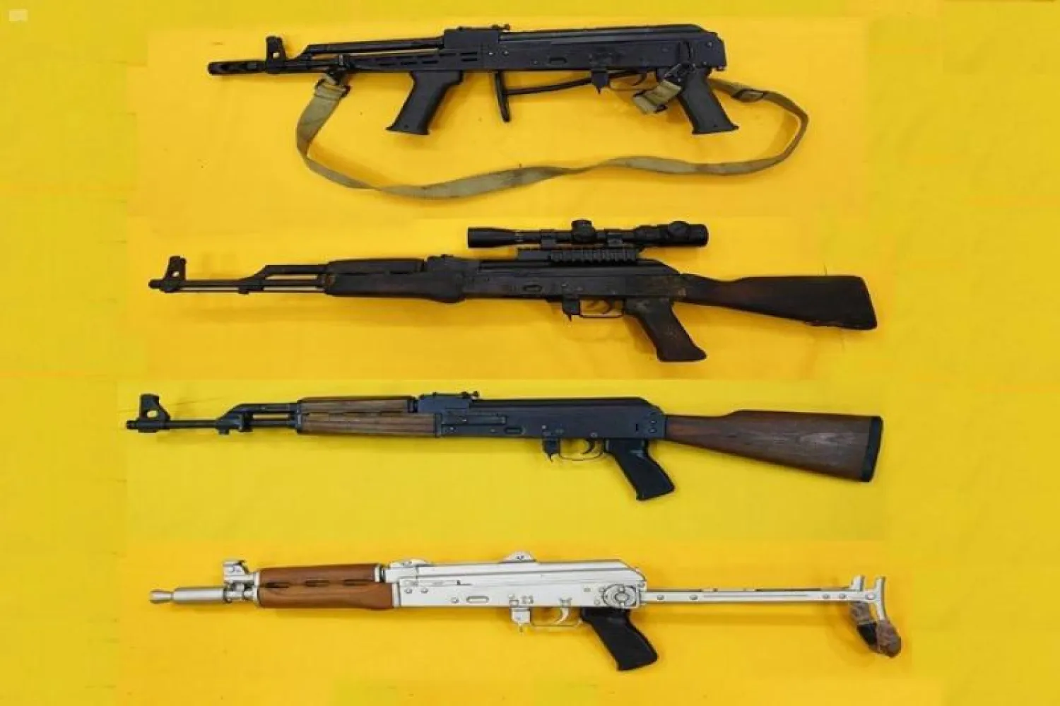 جانب من الأسلحة التي ضبطتها السعودية مع الخلية الإرهابية المدعومة من إيران (واس)