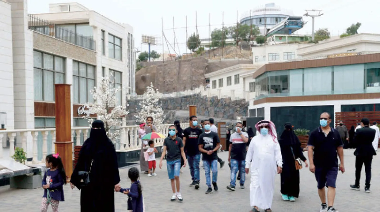 ابتكارات التقنية ساهمت في إعادة الحياة ورفع الإغلاق بالسعودية (رويترز)