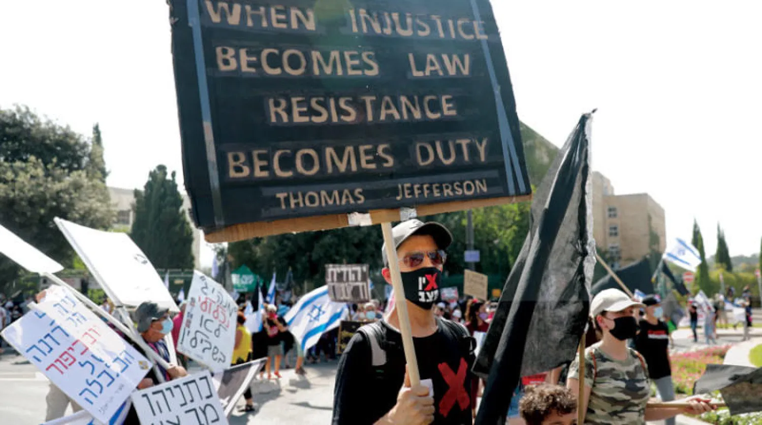 محتجون أمام الكنيست يتظاهرون ضد نتنياهو (إ.ب.أ)