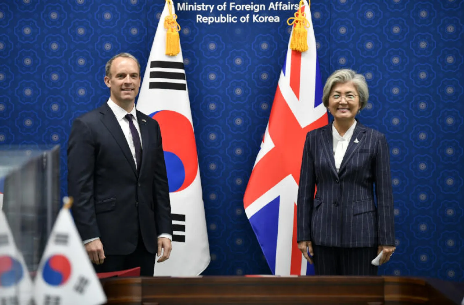 وزير الخارجية البريطاني دومينيك راب ونظيرته الكورية الجنوبية كانغ كيونغ هوا في العاصمة سيول (رويترز)