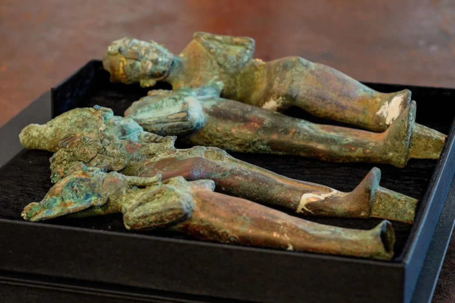 أربعة تماثيل مصرية قديمة على طاولة في ولاية شمال الراين (د.ب.أ)