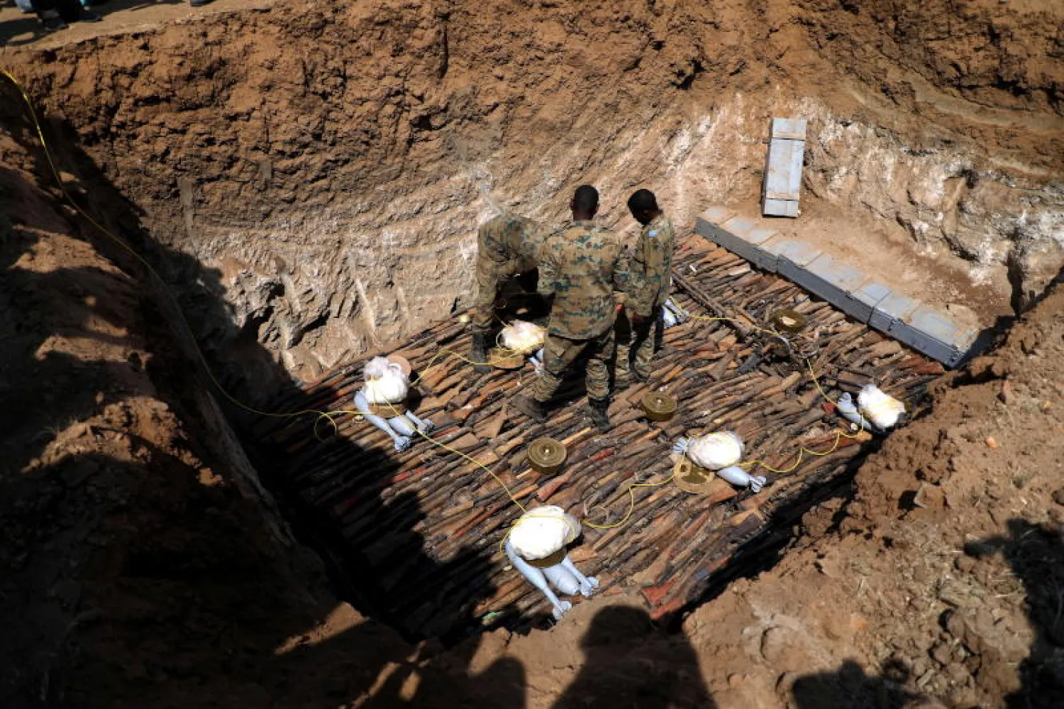 عناصر من الجيش السوداني خلال عملية إتلاف السلاح غير الشرعي في قاعدة حجر العسل (إ.ب.أ)