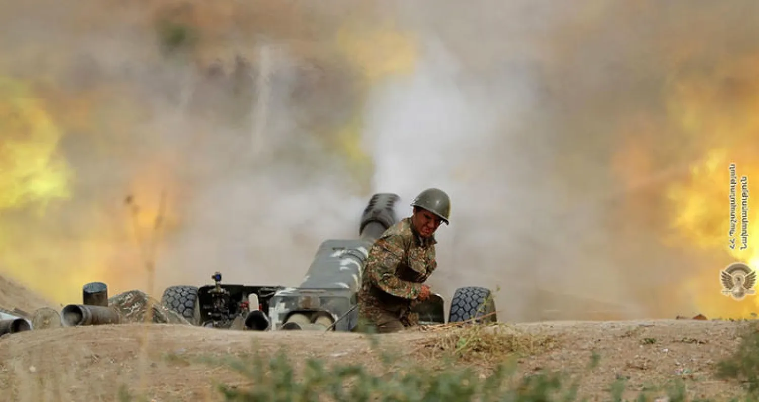 جندي أرميني خلال قصف مدفعي في قره باخ أمس (إ.ب.أ)