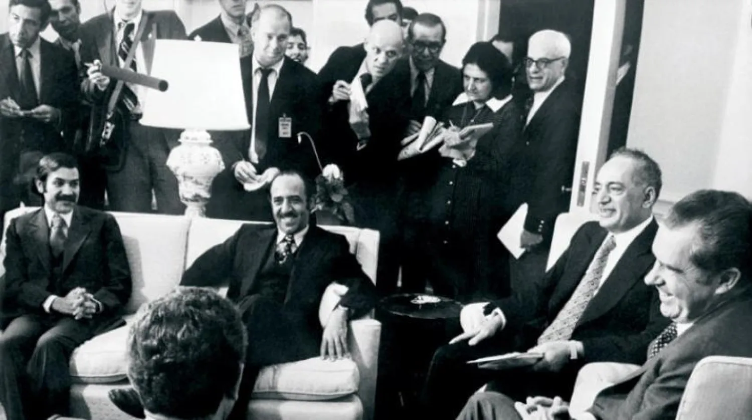 Şeyh Sabah, 1973'te Arap dışişleri bakanları heyetinin bir üyesi olarak ABD Başkanı Richard Nixon ile bir toplantı sırasında (Getty Images)