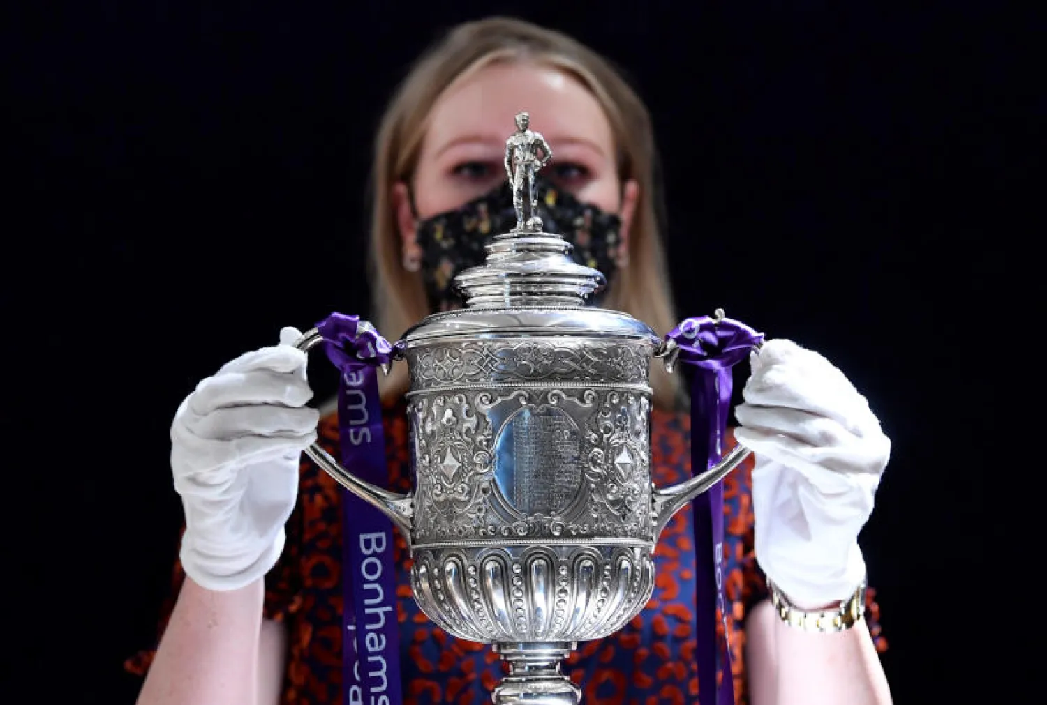 أقدم نسخة موجودة لكأس الاتحاد الإنجليزي لكرة القدم تباع في مزاد (رويترز)