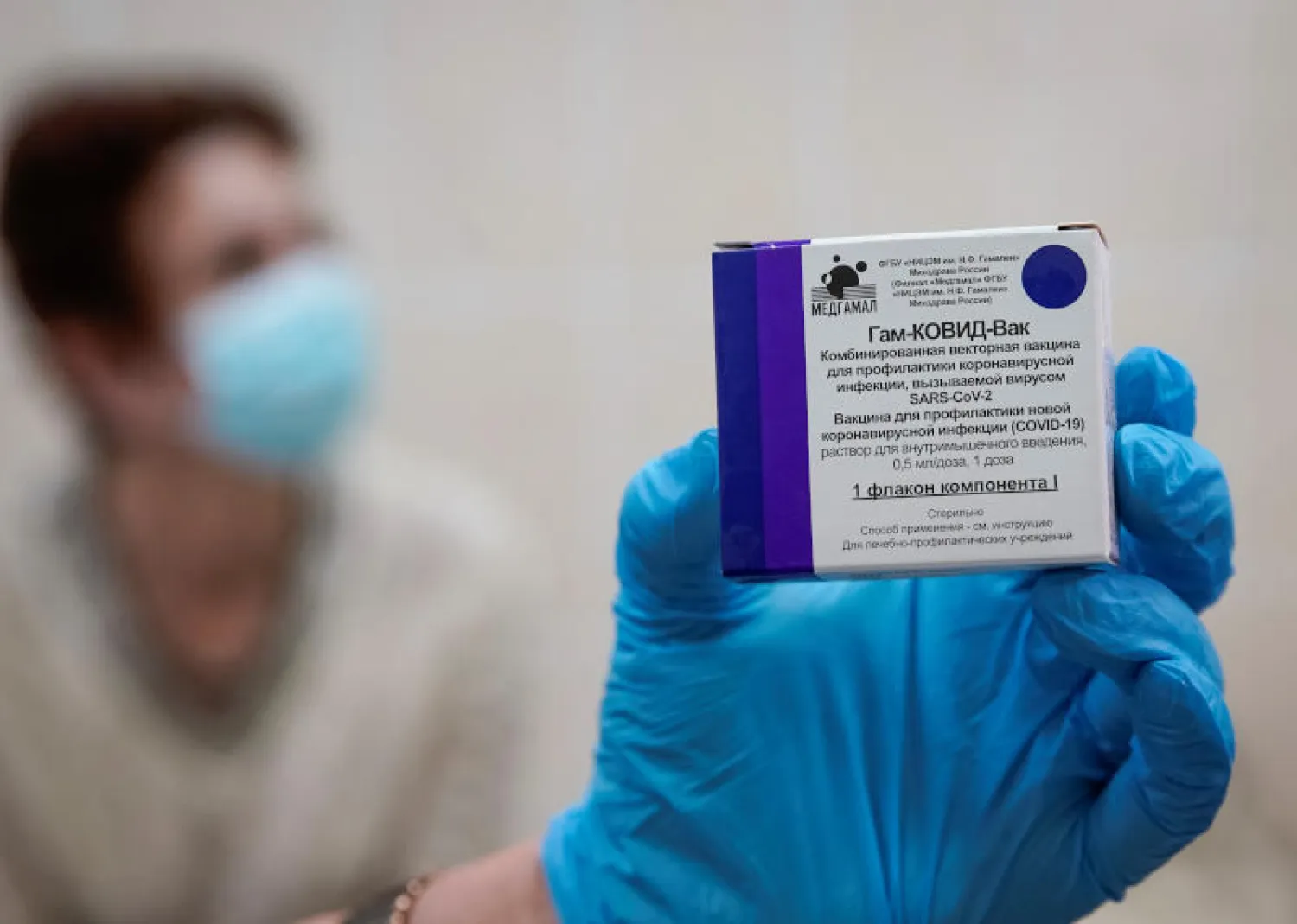 علبة من لقاح «سبوتنيك في» الروسي (رويترز)