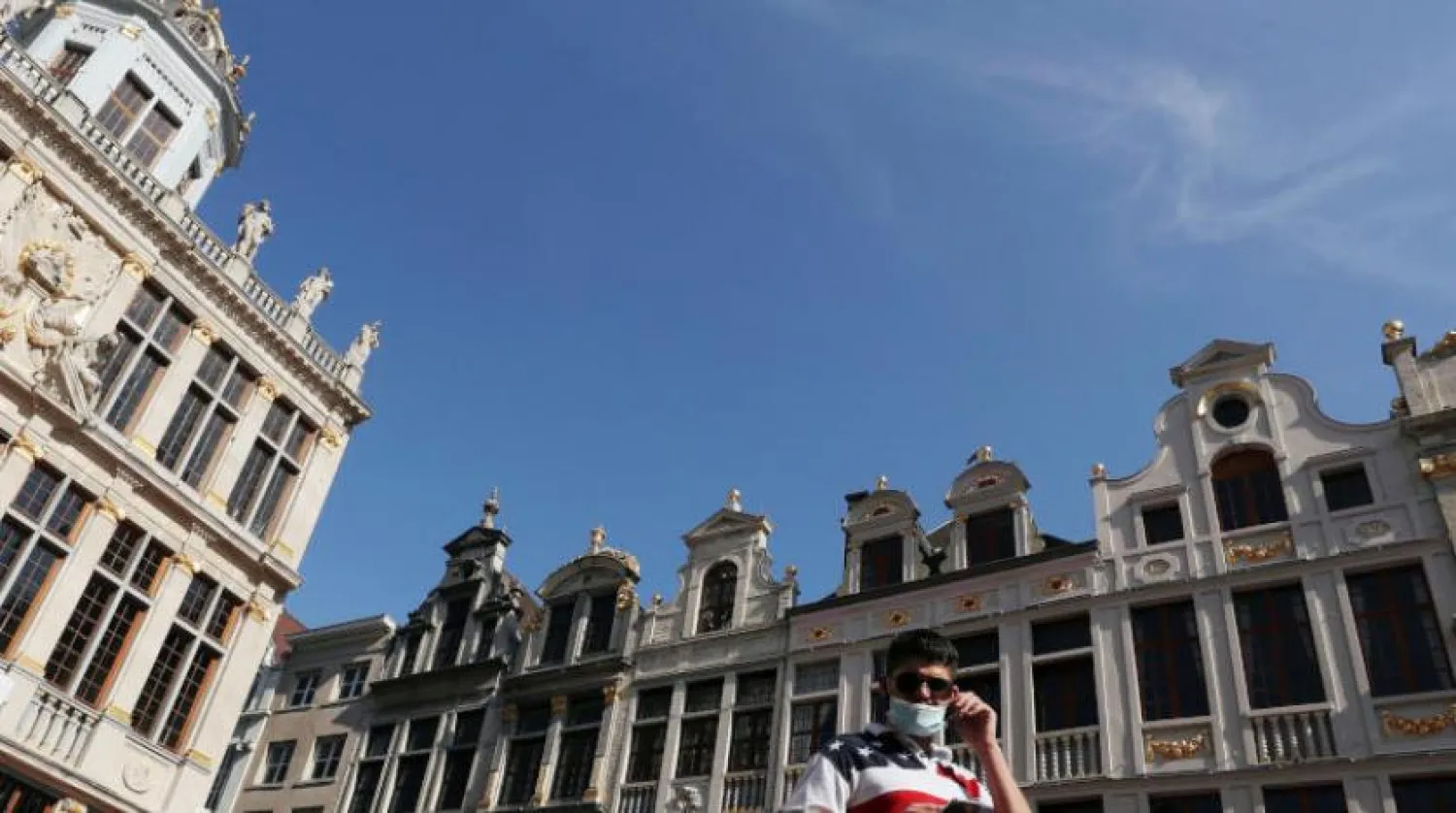 Brüksel'de koruyucu maske takan bir adam (Reuters)