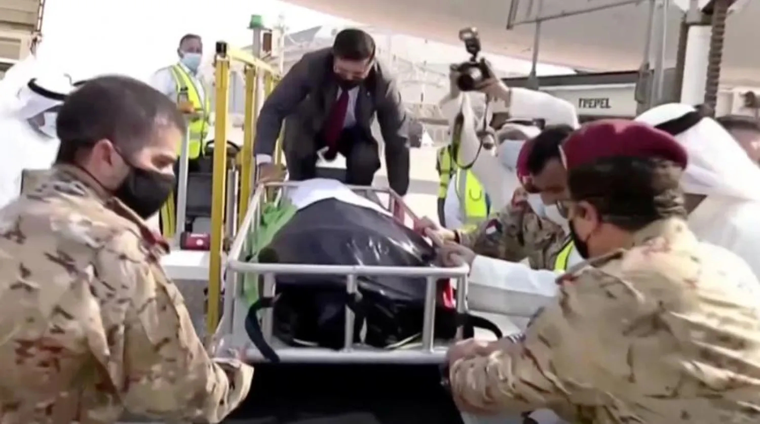 Kuveyt Emiri Sabah el-Ahmed el-Cabir es-Sabah'ın cenazesi Kuveyt Havalimanı’na indi (Reuters)