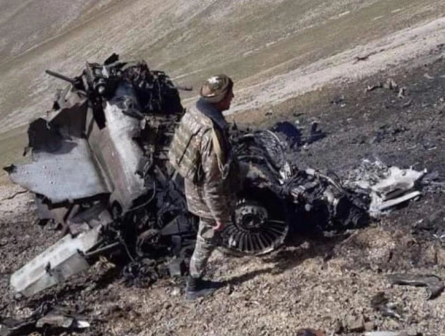 صورة نشرتها أرمينيا على منصة حكومية على الإنترنت اليوم لحطام طائرة عسكرية من طراز سوخوي - 25 (أ.ف.ب)