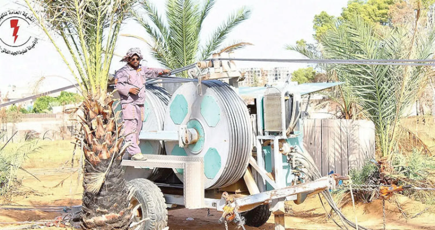 فني يعمل على إعادة تركيب كابلات الكهرباء بغرب ليبيا (الشركة العامة للكهرباء)