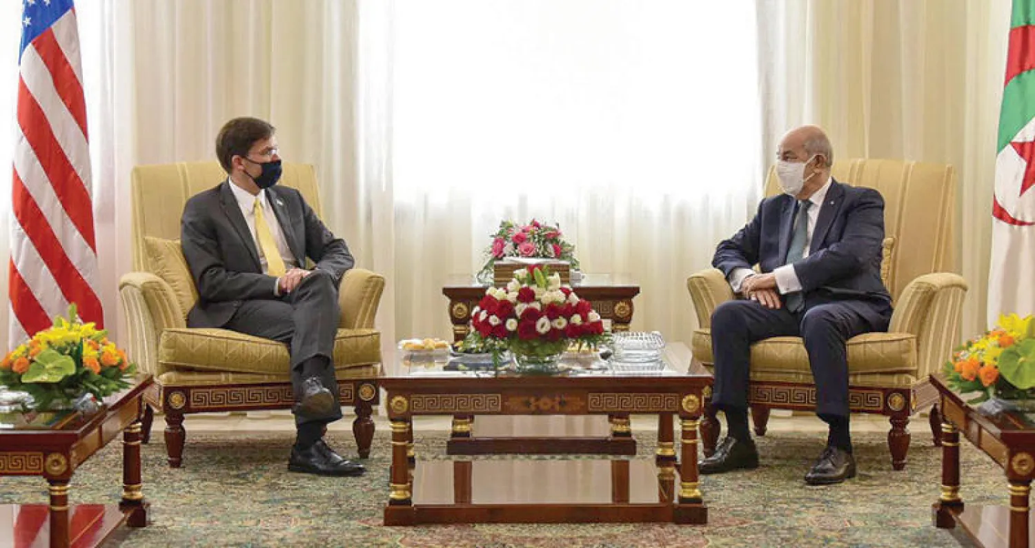 الرئيس الجزائري خلال استقباله وزير الدفاع الأميركي لدى زيارته للعاصمة الجزائرية أمس (أ.ف.ب)