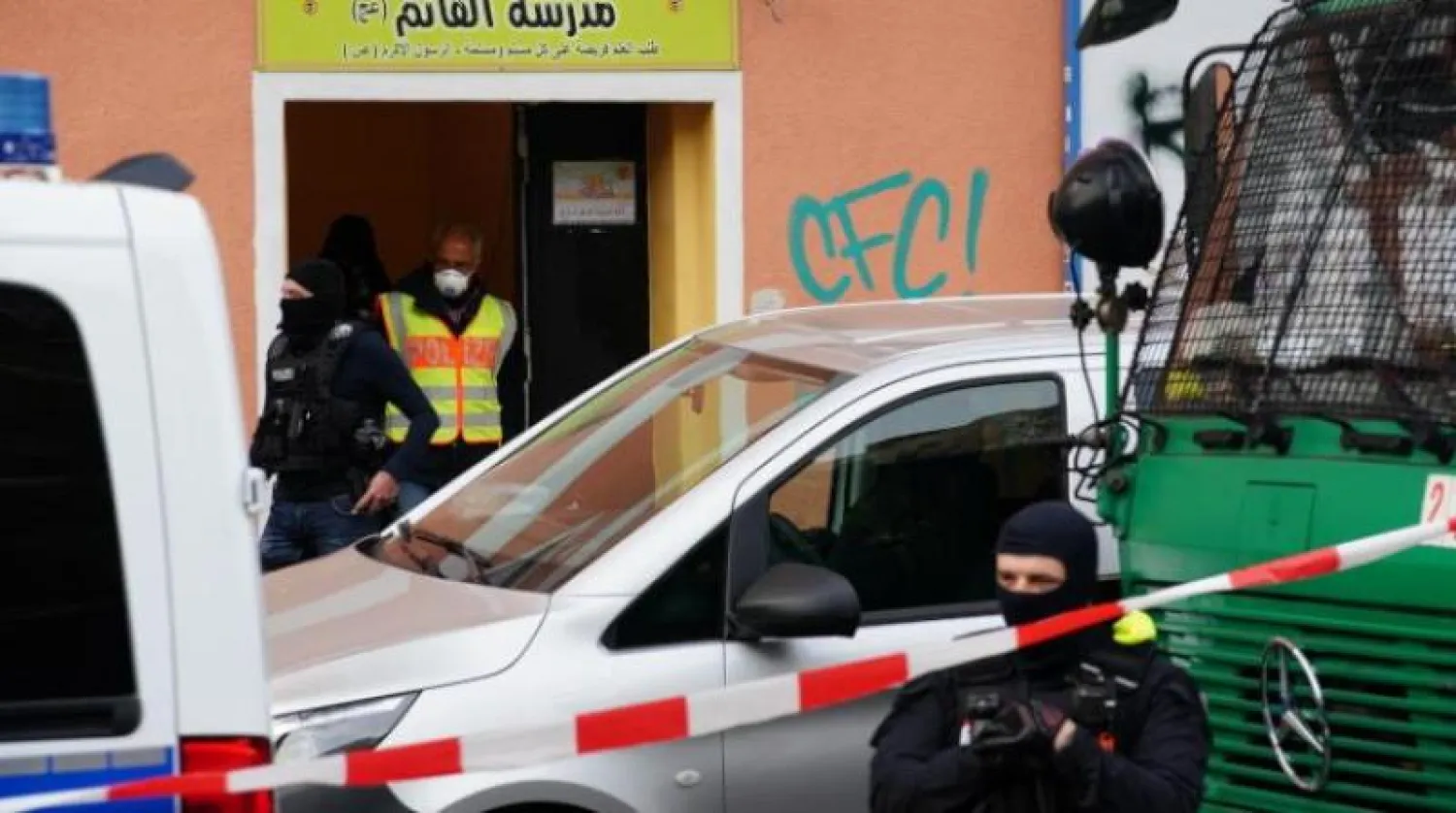 عناصر من الشرطة الألمانية يضربون طوقاً أمنياً أمام جمعية «الإرشاد» في برلين بعد تصنيف جماعة «حزب الله» اللبنانية منظمة إرهابية (إ.ب.أ)