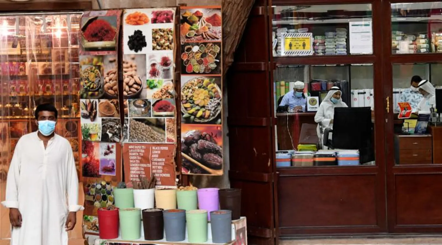 سوق ديرة في مدينة دبي الإماراتية... ويظهر الالتزام بالإجراءات الصحية (أ.ف.ب)