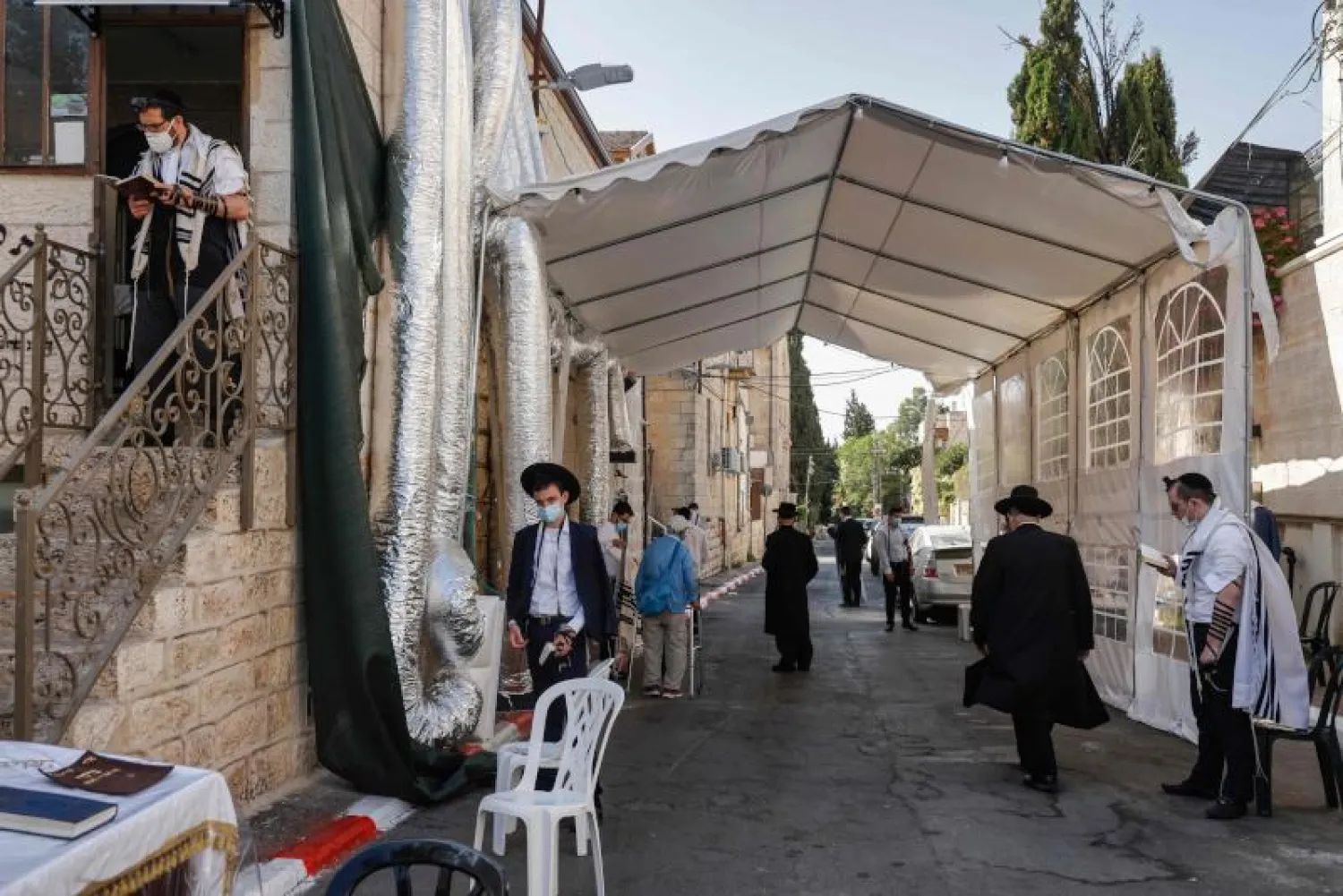 إسرائيليون بالقدس خلال عملية الإغلاق (أ.ف.ب)