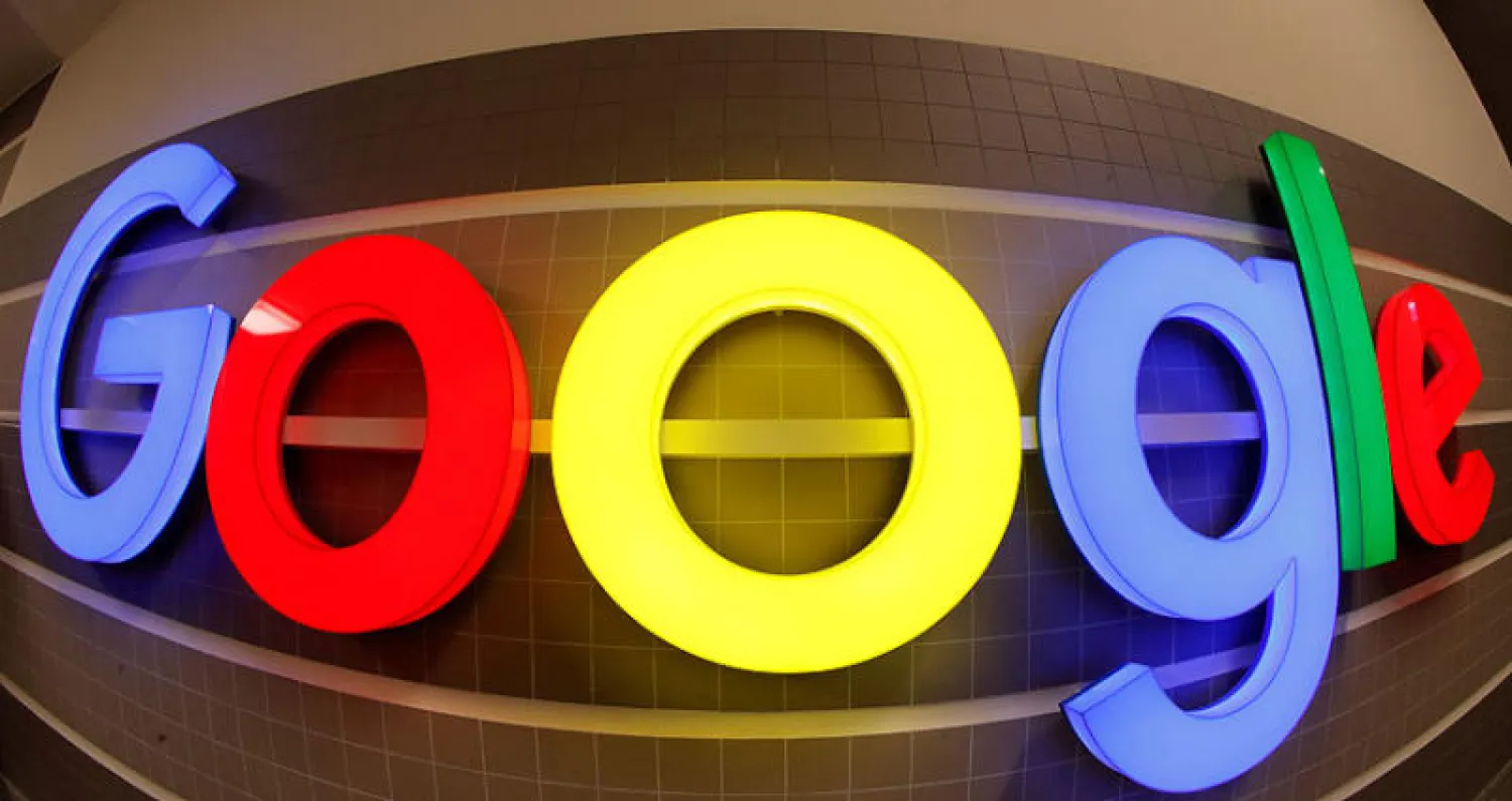 شعار «غوغل» المضيء في زيوريخ بسويسرا (رويترز)