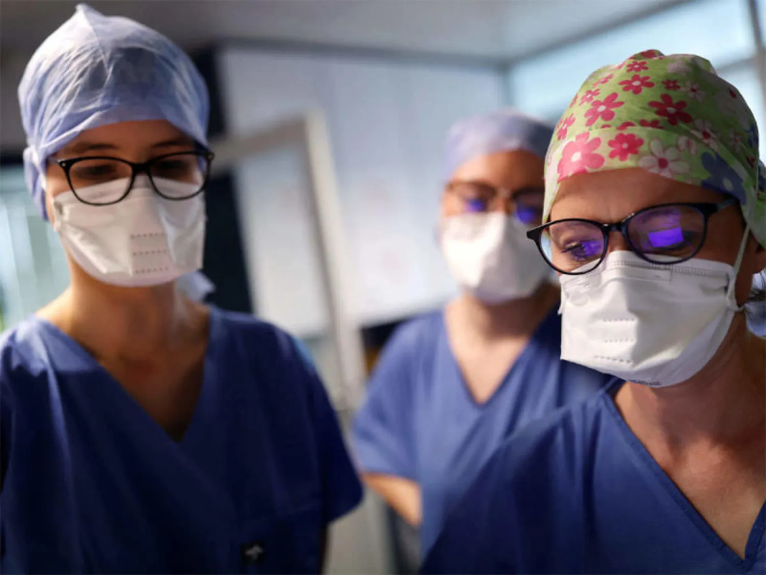 الطبيبات يمضين وقتاً أطول مع المرضى ويناقشن المزيد من الأمور بشأن حالتهم (رويترز)