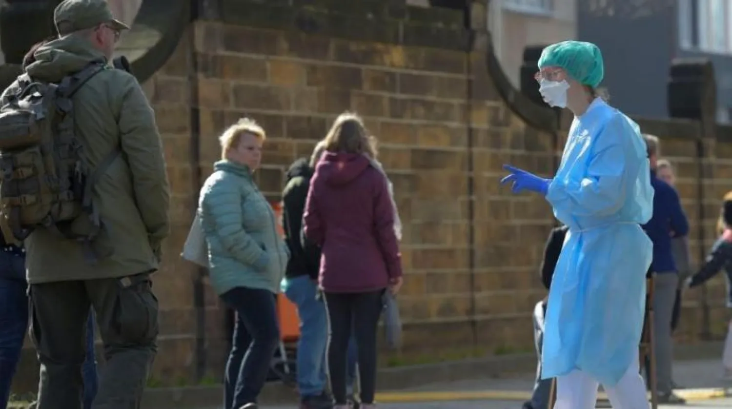 Bir sağlık personeli Berlin sokaklarında çalışmalarda bulunuyor (Reuters)
