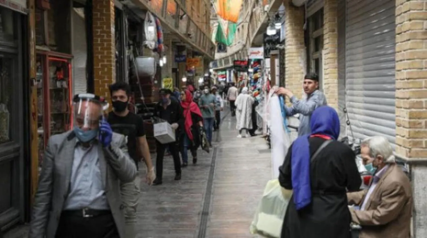 İranlılar dün Tahran'ın kuzeyindeki geleneksel Tacrish Çarşısı'nın merkezinde sokakta (Mehr)