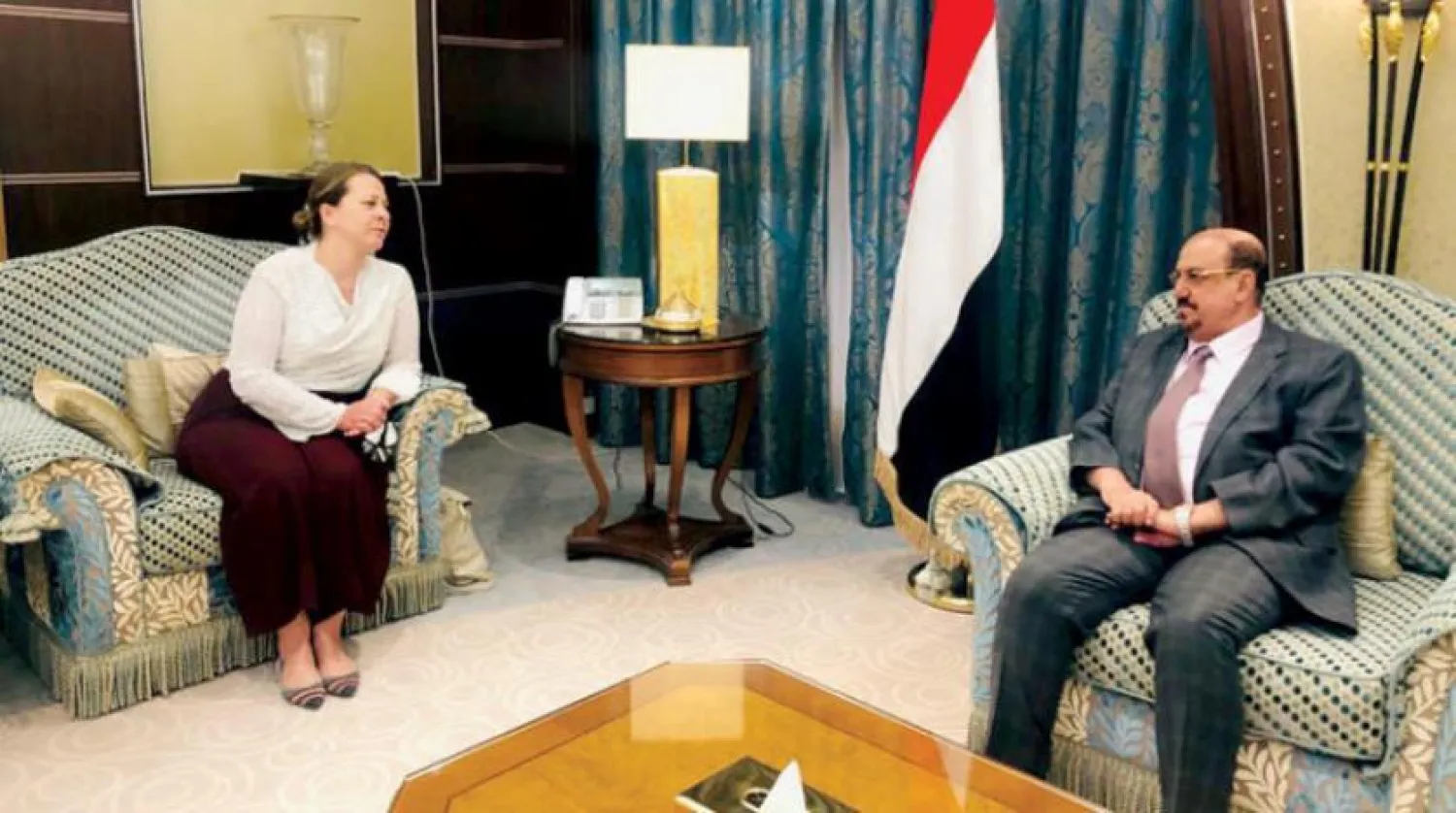 Yemen Parlamentosu Başkanı, ABD'nin Yemen Büyükelçiliği Maslahatgüzarı ile dün Riyad'da bir araya geldi. (Saba)