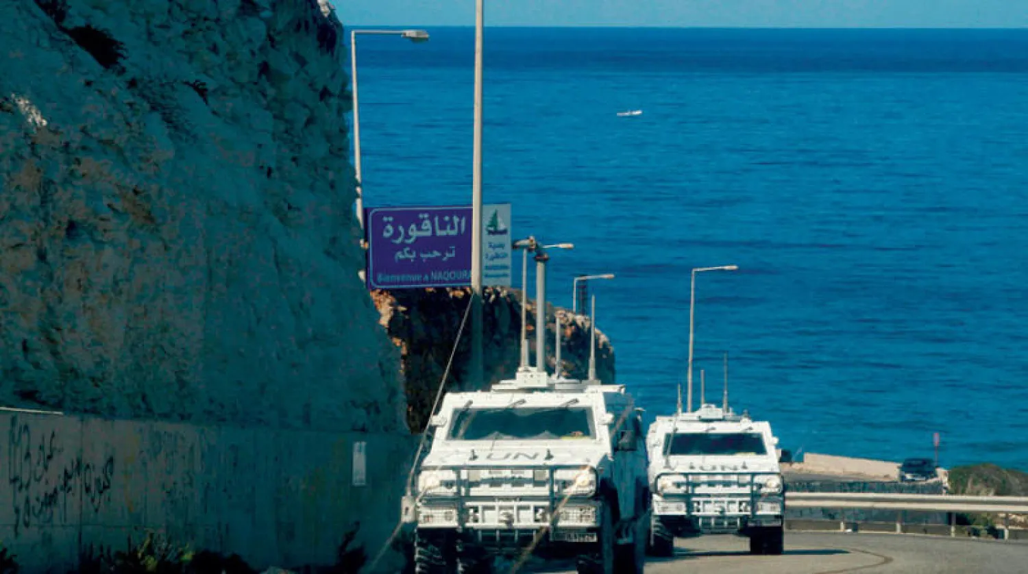 عربتان لقوات «يونيفيل» في بلدة الناقورة الحدودية التي ستشهد بدء المفاوضات اللبنانية - الإسرائيلية (أ.ف.ب)