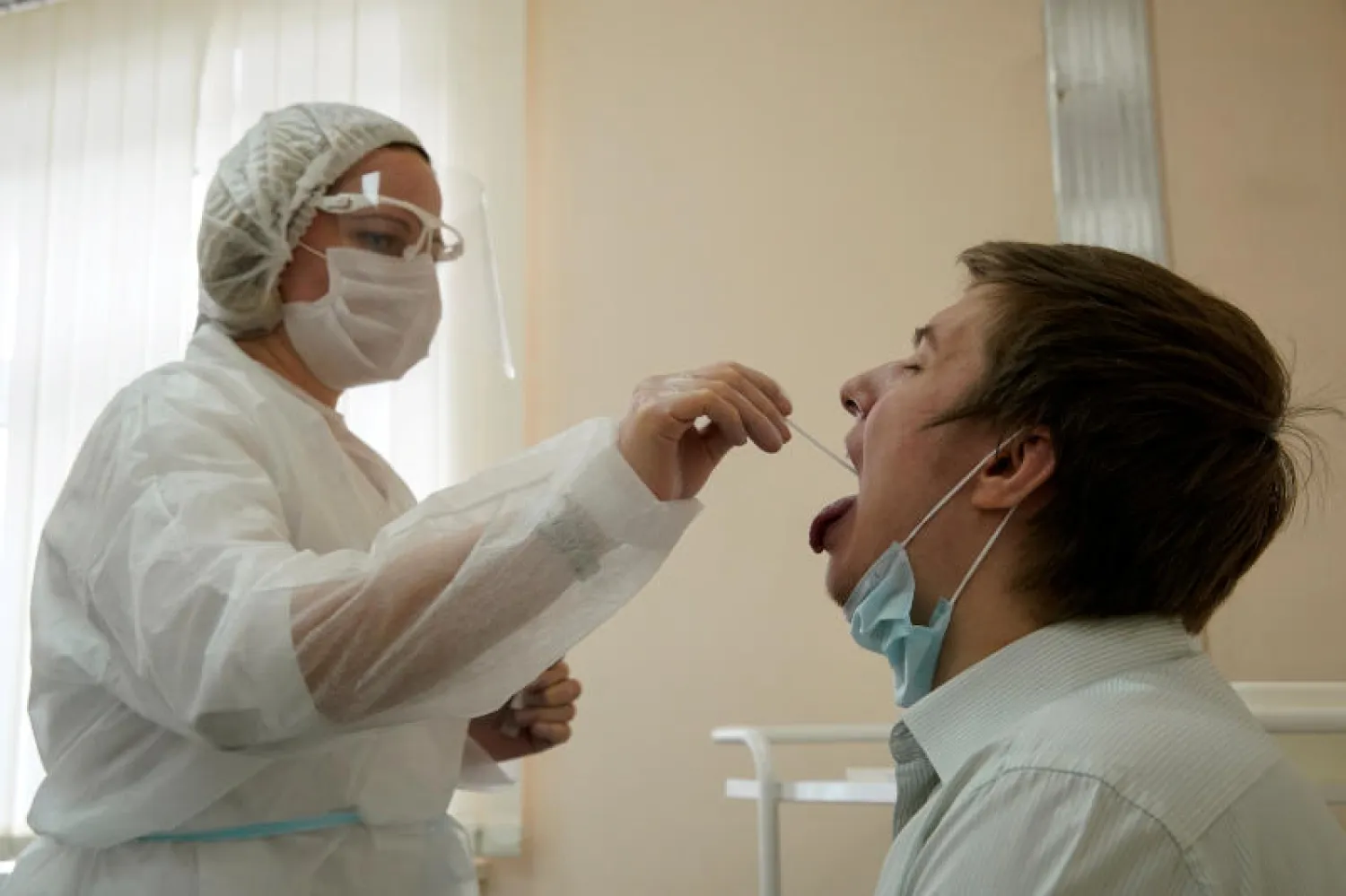 رجل يخضع لفحص كورونا في موسكو (رويترز)